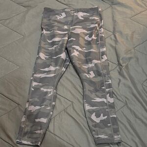 athleta ultimate camo 7/8 leggings